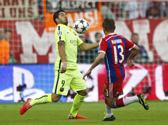 Luis Suárez pelea con Benatia en el Bayern-Barça