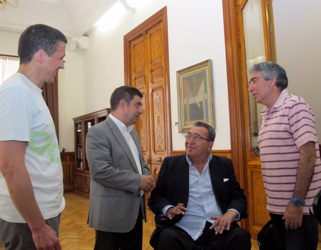 Reyes (2i) en la reunión con miembros de GAB Jaén.