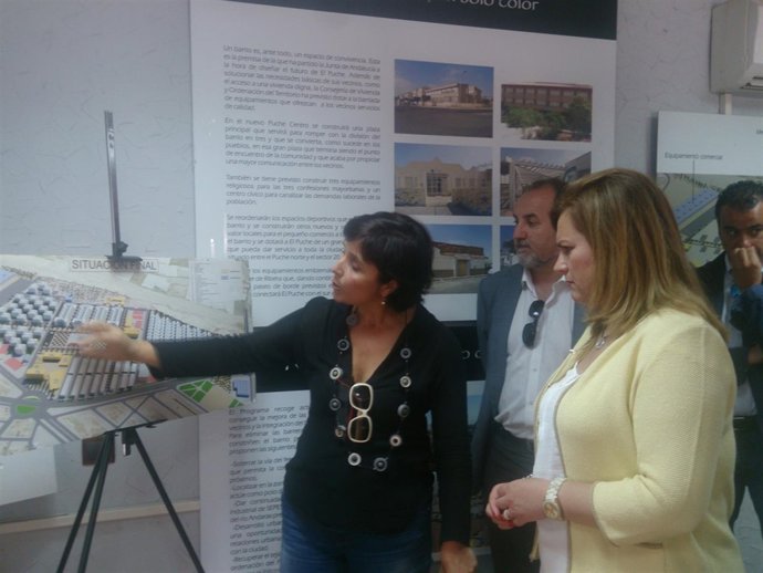 Serrano atiende las explicaciones sobre la rehabilitación integral de El Puche