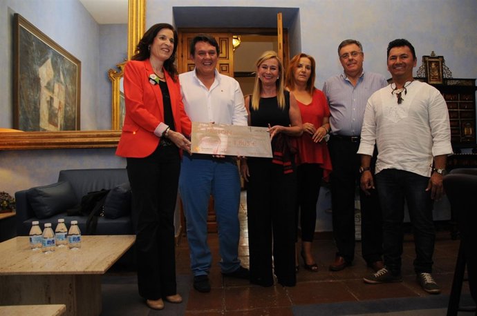 Pilar Gracia (izda.) en la entrega de la donación