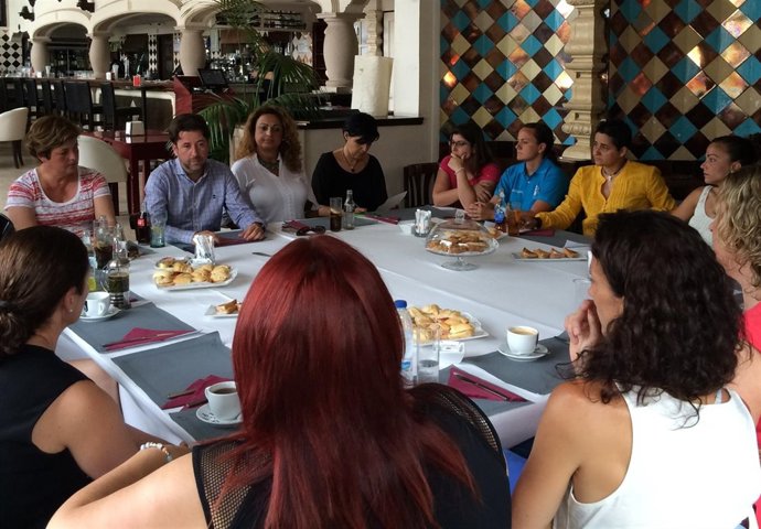 Alonso, con las deportistas