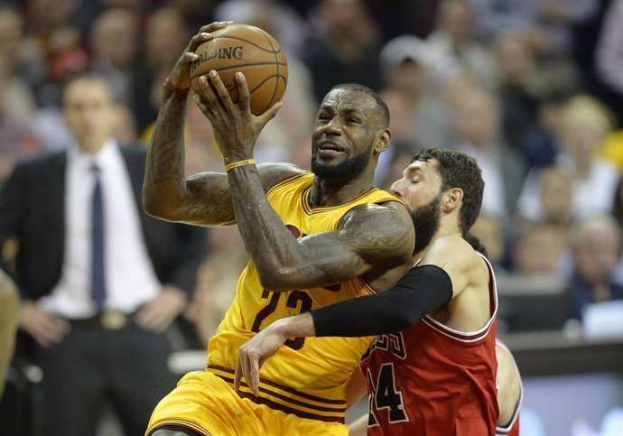 LeBron James y Nikola Mirotic en el Chicago Bulls - Cleveland Cavaliers