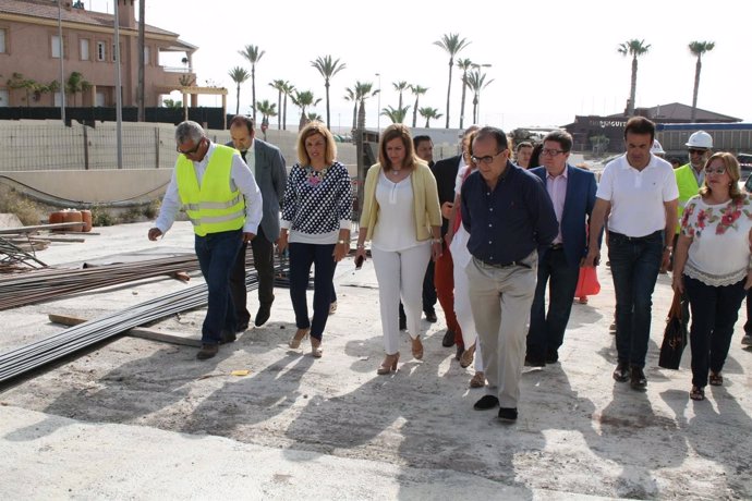 La consejera María Jesús Serrano visita obras en el acceso a puerto de Garrucha