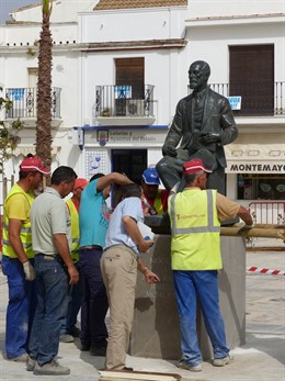 Colocación de la estatua de Juan Ramón Jiménez en la Plaza del Cabildo en Moguer