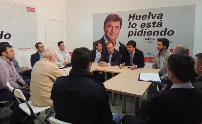 Reunión del candidato del PSOE con el comité de empresa de Emtusa. 