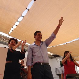 Pedro Sánchez y Teresa Jiménez en acto público en Las Gabias