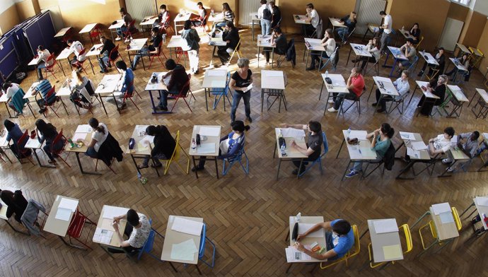Estudiantes durante una prueba de acceso a la universidad