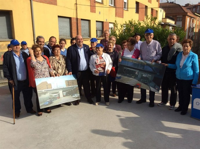 Caunedo, con vecinos de Ciudad Naranco. 