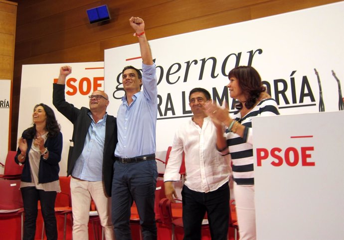 Sánchez y Fernández saludan junto a Gámez, Reyes y Navarro.