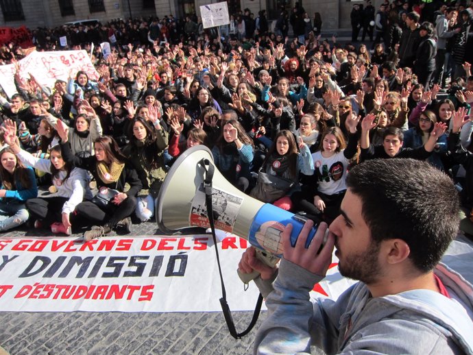 Estudiantes se manifiestan en la plaza Sant Jaume de Barcelona
