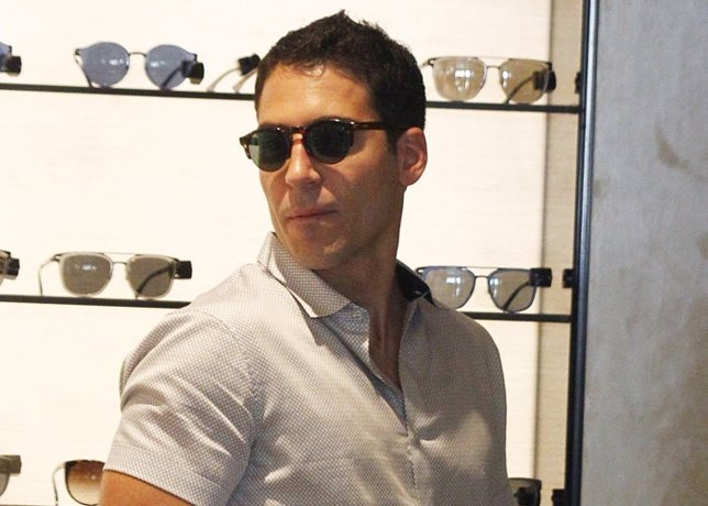 Miguel angel silvestre, compras y cochazo por la milla de oro de madrid 