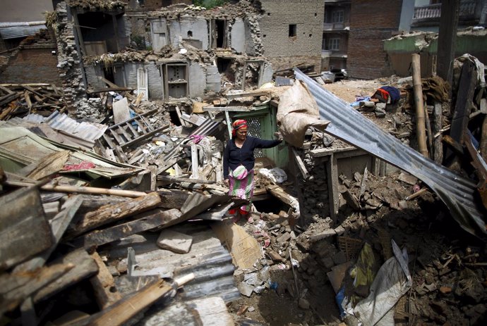 Una mujer entre los escombros tras un terremoto en Nepal