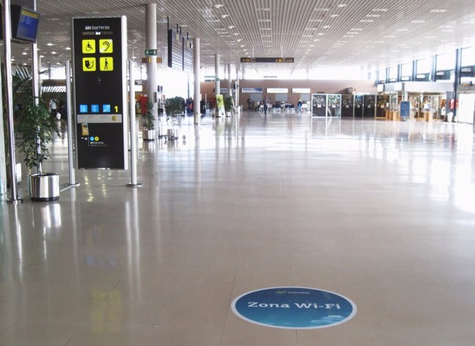 Uno De Los Puntos Del Aeropuerto De Reus Que Informa Del Servicio De Wi-Fi