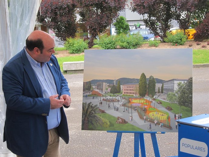 Iglesias Caunedo explicando la reordenación en Llamaquique.