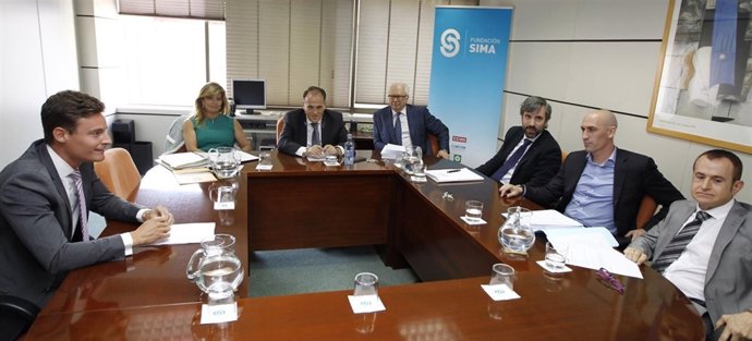 Tebas y Rubiales para desbloquear la huelga del fútbol