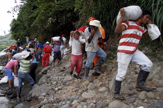   Equipos De Rescate Están Trabajando Para Recuperar Con Vida A Los 17 Mineros