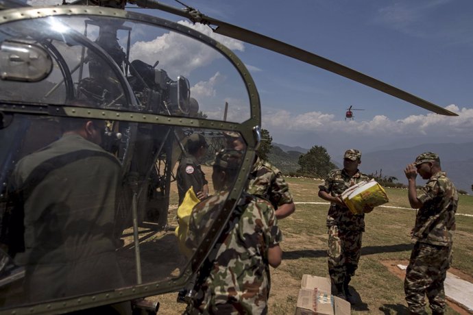 Helicóptero del Ejército nepalí con ayuda para damnificados