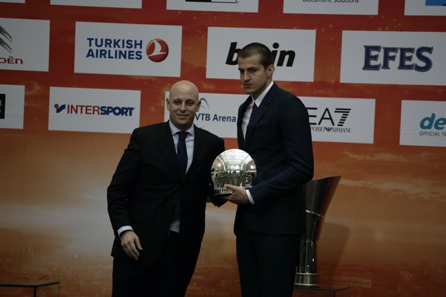 Nemanja Bjelica recibe el MVP de la Euroliga