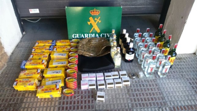 Objetos recuperados por la Guardia Civil tras el robo en un supermercado.