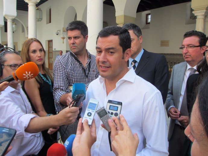 Juanma Moreno atiende a los medios en el Parlamento de Andalucía