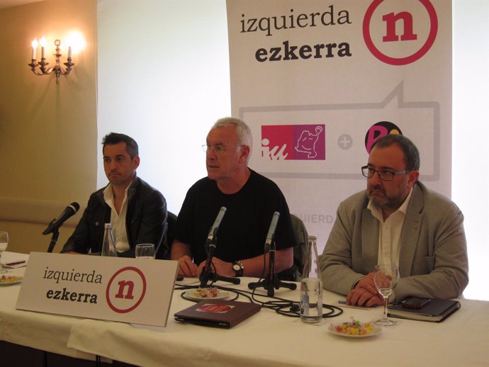 Joseba Eceolaza, Cayo Lara y José Miguel Nuin en la rueda de prensa