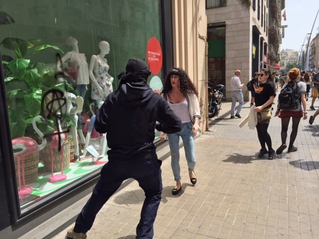 Una dependienta echa a patadas a dos estudiantes encapuchados