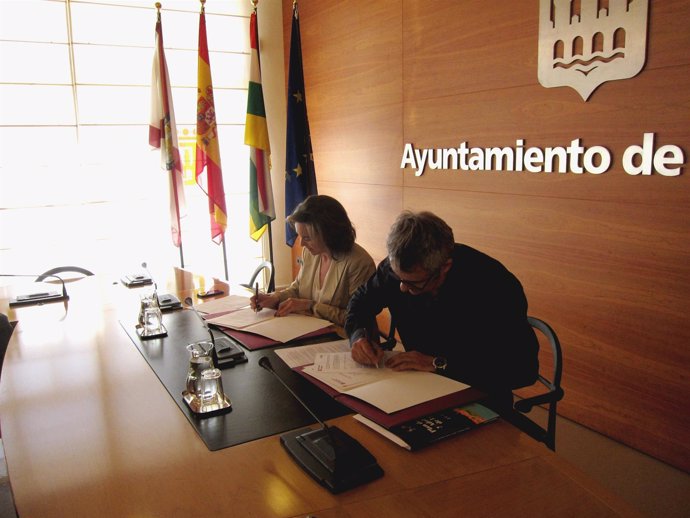 Gamarra y Castroviejo firman el convenio