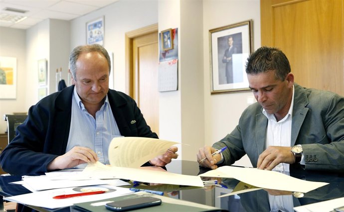 El consejero y el alcalde de Argoños firman el convenio