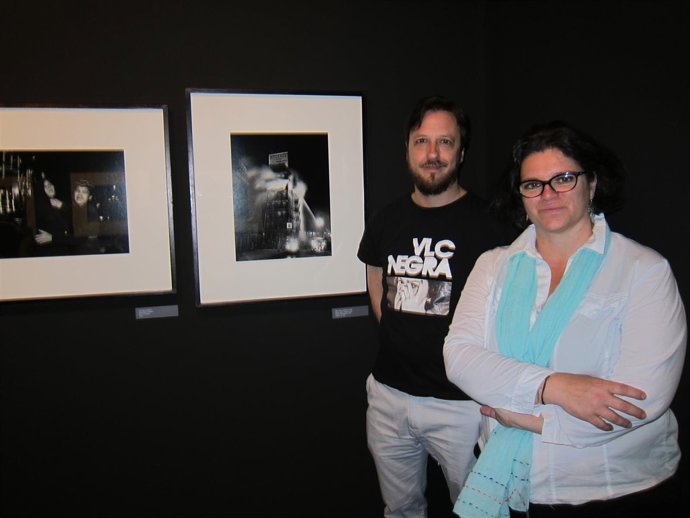 El director de VLC Negra y la comisaria ante unas de las fotografías de Weegee