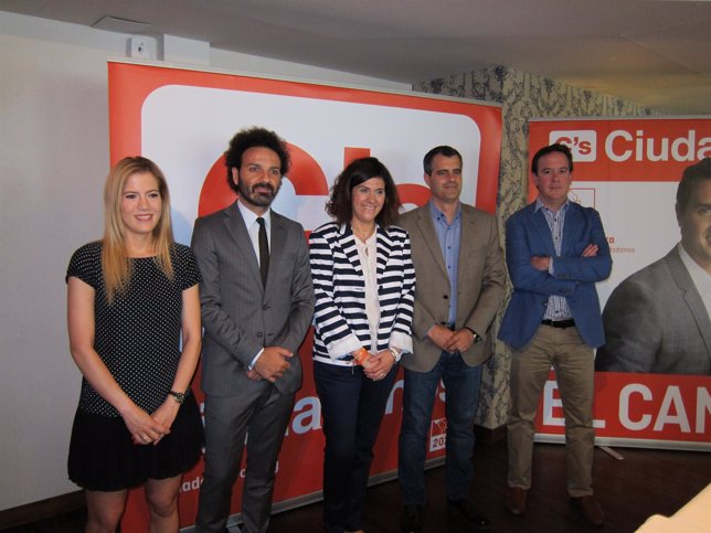 La candidata de C's a la Presidencia de Aragón, Susana Gaspar, reunida con AJE