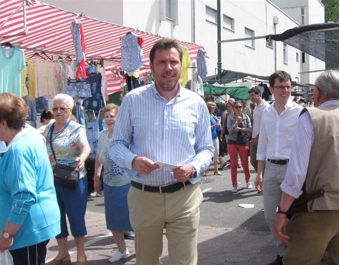 Óscar Puente en el mercadillo de Delicias