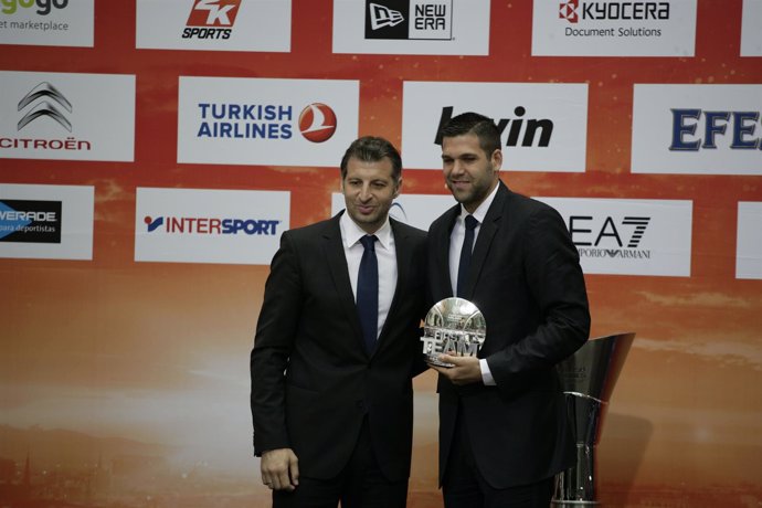 Felipe Reyes recibe su premio de la Euroliga