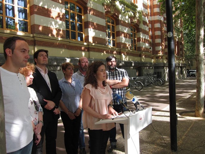 Arráiz habla de movilidad sostenible con unas bicicletas al fondo