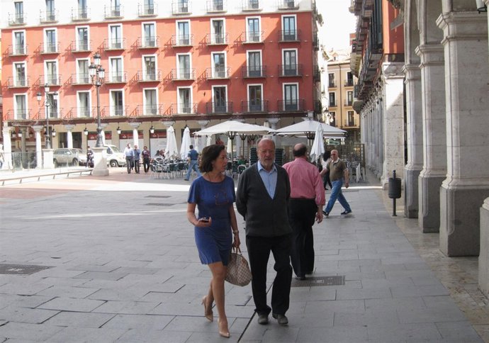 León de la Riva y Mercedes Cantalapiedra se dirigen a la sede de campaña del PP