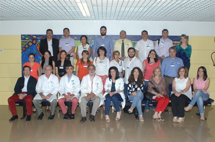 Reumatólogos de Perú, Colombia y del Reina Sofía que asisten al curso