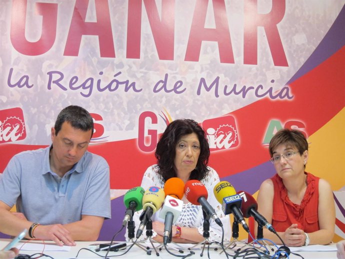 Rodríguez, acompañada por Herguedas y Pujante, se dirige a los medios
