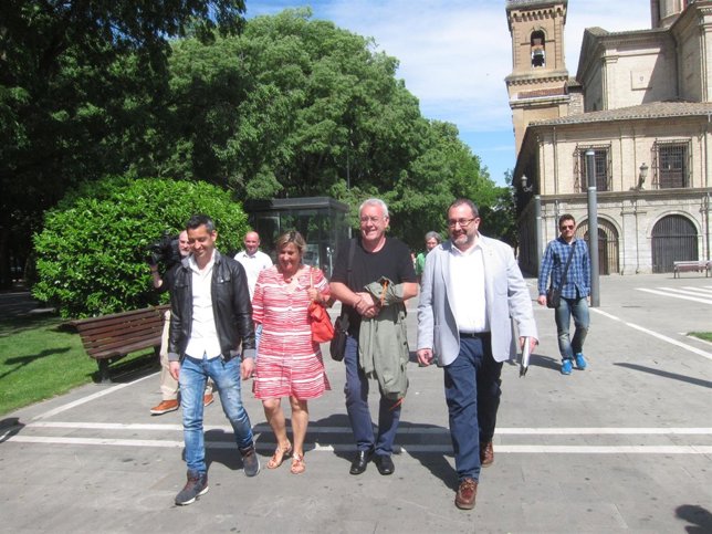 Cayo Lara, en el centro, paseando por Pamplona junto a candidatos de I-E