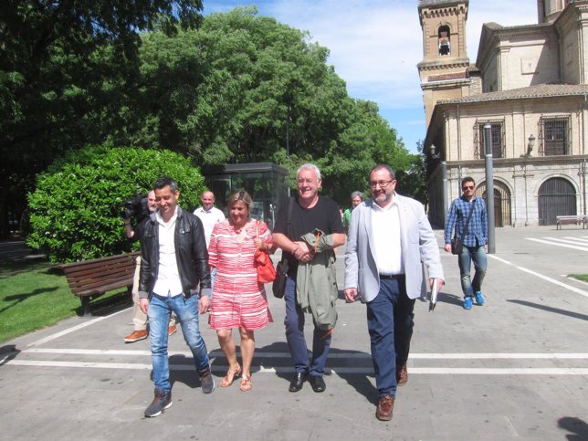 Cayo Lara, en el centro, paseando por Pamplona junto a candidatos de I-E