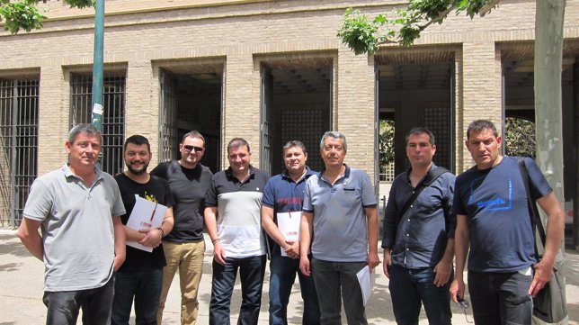 Representantes de la minería ante el Edificio Pignatelli de Zaragoza