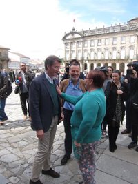 Compostelanos y turistas 'tropiezan' con la campaña