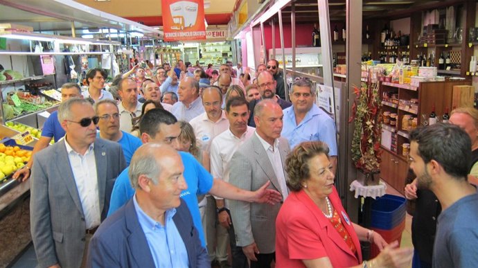 Barberá durante la visita al mercado del Cabanyal