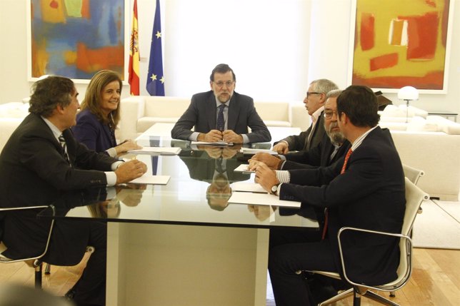 Mariano Rajoy, junto a Fátima Báñez y los líderes de los sindicatos.