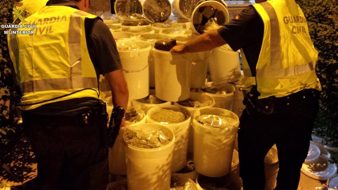 Droga oculta en botes de pintura