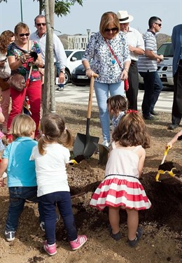 Rectora UMA adelaida planta nuevos árboles el bosque del conocimiento