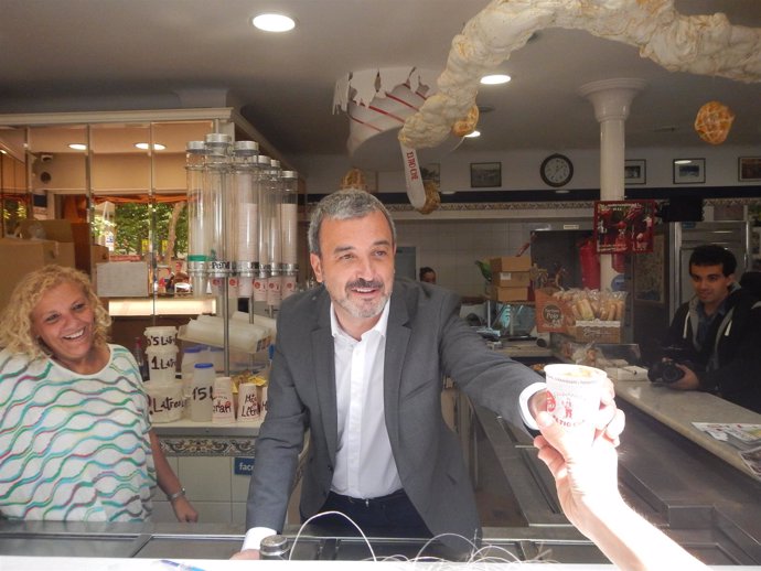 Jaume Collboni (PSC) vendiendo horchata
