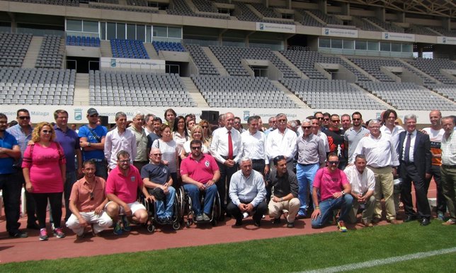 De la Torre y Elías Bendodo en el Estadio de Atletismo de Málaga