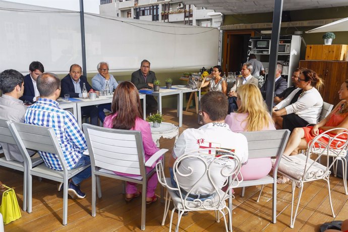 El alcalde de Las Palmas de Gran Canaria, Juan José Cardona, con empresarios