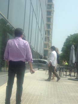 Coche empotrado contra la cristalera del hotel