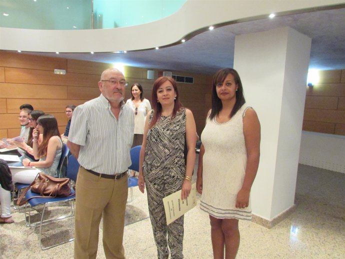 Bermúdez (centro), antes inaugurar el curso de agentes de salud en Córdoba