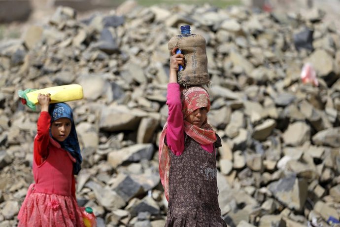 Niñas llevando agua en Saná, Yemen